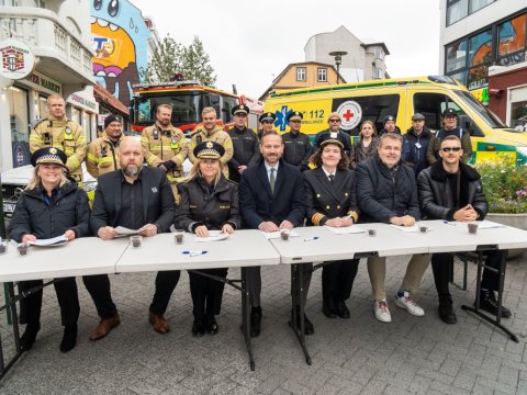 Borgarstjóri ásamt fulltrúum lögreglu, Neyðarlínu, slökkviliðs, ríkislögreglustjóra, ferðaþjónustunnar og skemmtistaða undirrita samninginn