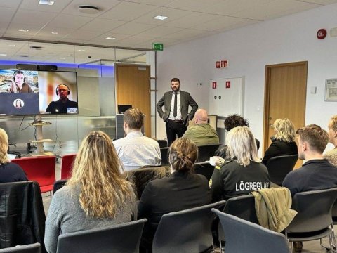 Ásmundur Einar Daðason, mennta- og barnamálaráðherra, ávarpar aðgerðahóp á fyrsta fundi hópsins í dag