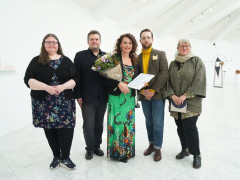 Margrét Lóa Jónsdóttir, verðlaunahafi ásamt Pawel Bartoszek og dómnefndinni. F.v. Védís Ragnheiðardóttir, Pawel Bartoszek, Margrét Lóa Jónsdóttir, Þorvaldur Sigurbjörn Helgason formaður og Þórdís Gísladóttir 