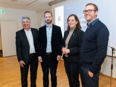 Frá kynningarfundi um Hvassahraun, f.v.Eyjólfur Árni Rafnsson, formaður og verkefnisstjóri, Einar Þorsteinsson borgarstjóri, Svandís Svavarsdóttir, innviðaráðherra og Daði Baldur Ottósson, samgönguverkfræðingur hjá Eflu og verkefnastjóri 