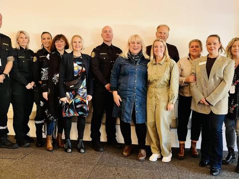 Hópmynd af hluta hóps sem tók þátt í vinnustofu í Valsheimili um börn í viðkvæmri stöðu.