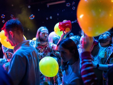 Baby Rave á Reykjavík Dance Festival. Fólk að dansa, sápukúlur og blöðrur
