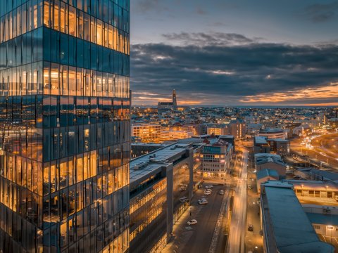 Borgartún í ljósaskiptunum. Loftmynd á hlið turnsins, Hallgrímskirkja og miðbærinn í bakgrunni.