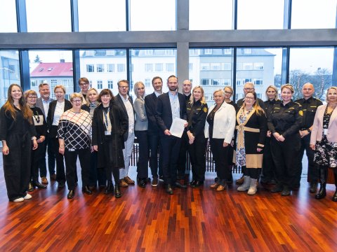 Aðilar sem skrifuðu undir samstarfsyfirlýsingu fyrir börn í viðkvæmri stöðu. Hópmynd í borgarstjórnarsal, Einar borgarstjóri í miðjunni