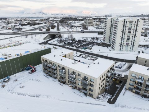 Álfabakki 2a, loftmynd sem sýnir skemmu sem þótti byggð of nálægt íbúðablokk.