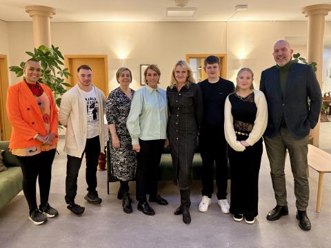 Hópmynd af fólki sem kom fram á velferðarkaffi ásamt fulltrúum í velferðarráði. 