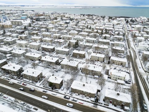 Aerial photo, winter. Vesturbær. Hringbraut in foreground, Hofsvallagata to the right, ocean in background.