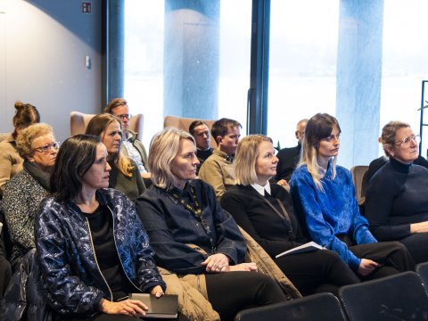 fólk sitjandi á stólum í Pollinum á kynningu um rannsóknina Heilsa og líðan hinsegin fólks