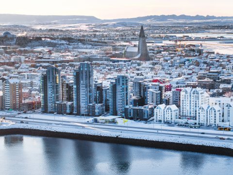 Loftmynd af Reykjavík að vetri til. Þunnt snjólag yfir öllu. Skúlagata í forgrunni.
