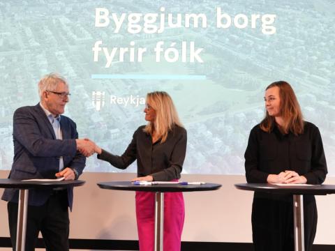 Signing a letter of intent for a new approach to housing matters. From left: Finnbjörn A. Hermannsson, president of the Icelandic Confederation of Labour; Heiða Björg Hilmisdóttir, mayor; and Sonja Ýr Þorbergsdóttir, chair of BSRB