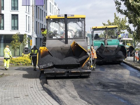 Stór tæki að malbika götu