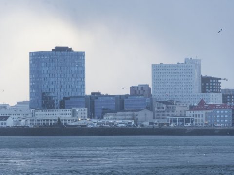 Sæbrautin og húsin þar sjást frá sjó