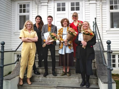 Heiða Björg Hilmisdóttir borgarstjóri, Sigrún Margrét Guðmundsdóttir formaður dómnefndar, Elías Rúni, Mars Proppé, Rán Flygenring og Lóa Hlín Hjálmtýsdóttir stilla sér upp í tröppum Höfða eftir afhendingu Barnabókaverðlauna Reykjavíkurborgar 2025