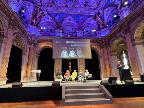 Heiða Björg borgarstjóri tekur þátt í umræðum á sviði í París ásamt fjórum öðrum