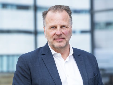 Steinþór Einarsson, portrettmynd fyrir utan Borgartún