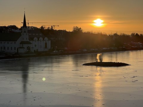 mynd af hólmanum í tjörninni.