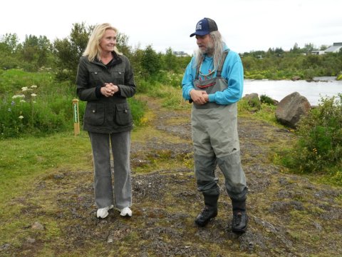 Heiða Björg Hilmisdóttir, borgarstjóri, ásamt Inga Garðari Erlendssyni, Reykvíkingi ársins við Elliðaár í morgun.