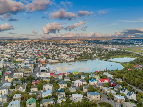 Loftmynd af Reykjavík úr vestri, séð yfir Tjörnina á fallegum sumardegi