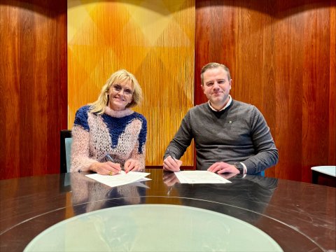 Heiða Björg Hilmisdóttir borgarstjóri og Kári Garðarsson, framkvæmdastjóri Samtakanna ´78, skrifa undir nýjan samning. 