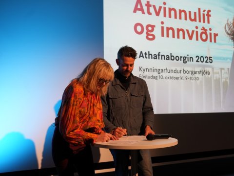 Heiða Björg and Gísli Örn sign declaration of intent