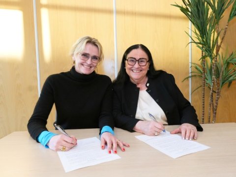Heiða Björg Hilmisdóttir borgarstjóri og Inga Sæland, félags- og húsnæðismálaráðherra undrrita viljayfirlýsinguna.