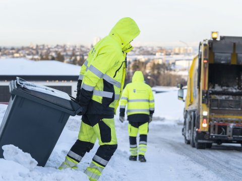 Starfsfólk að vinna að sorphirðu um vetur.
