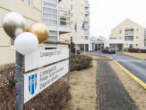Inngangurinn að Vitatorgi og félagsmiðstöðinni sem þar er.