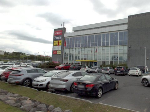 Mynd af bílastæði og húsnæði á Bíldshöfða 20