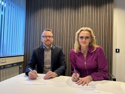 Ragnar Þór Ingólfsson, félags- og húsnæðismálaráðherra, og Heiða Björg Hilmisdóttir borgarstjóri skrifa undir samning.
