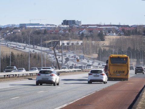 bílar á hraðbraut