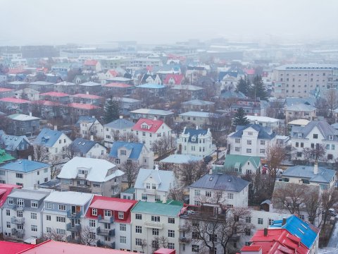 Drónamynd af miðborg Reykjavíkur í snjókomu