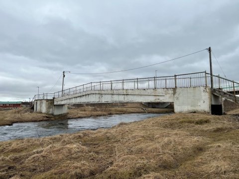 Brú yfir á.