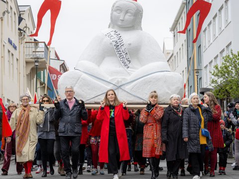 Women march with the Venus statue on May 1 during the 2025 Women's Year. Photographed from the front on Laugavegur, the women carry the statue.
