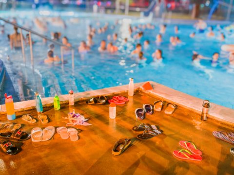 Fullt af fólki í sundi en þau sjást ekki vel