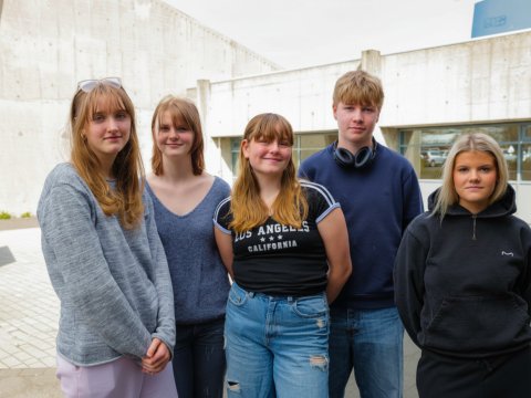 Lovísa Dóris Guðmundsdóttir, Tinna Long, Harpa Guðrún Baldvinsdóttir, Finnur Árni Jónsson, Íris Tinna Hauksdóttir. Young people at Víkurskóli behind the school newspaper.