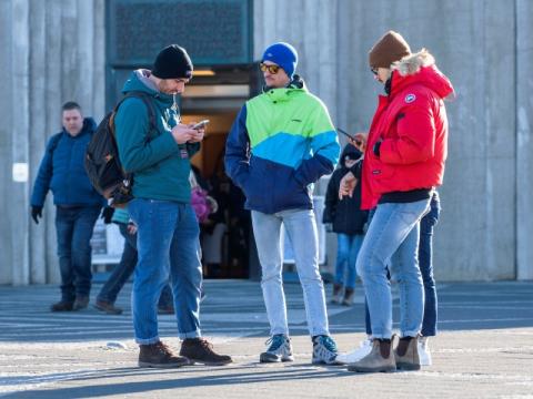 Ferðamenn með farsíma fyrir utan Hallgrímskirkju