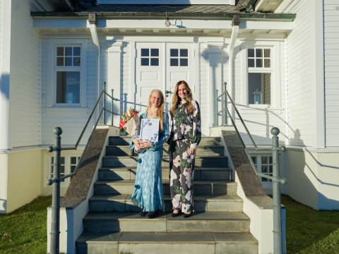 Bókmenntaverðlaun Tómasar Guðmundssonar afhent í Höfða. Ragnheiður Harpa Leifsdóttir verðlaunahafi og Hildur Björnsdóttir, borgarstjóri við Höfða að lokinni athöfn.