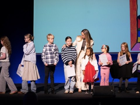 Mynd frá verðlaunaafhendingu fyrir íslensku myndirnar sem verða senda í alþjóðlega myndlistarsamkeppni friðarborgarstjóra.