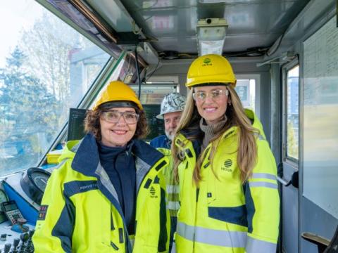 Sólrún Kristjánsdóttir, framkvæmdastýra Veitna og Hildur Björnsdóttir í stýrihúsi borsins.