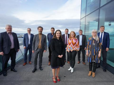 Forsætisráðherra, fjármála- og efnahagsráðherra, samgöngu- og sveitarstjórnarráðherra ásamt borgar- og bæjarstjórum sveitarfélaganna sex og framkvæmdastjóra Samtaka sveitarfélaga á höfuðborgarsvæðinu fyrir utan Hörpu