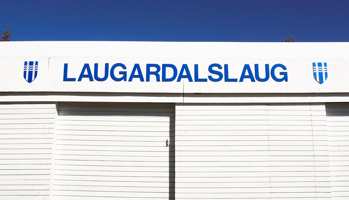 Merking Laugardalslaugar og merki Reykjavíkruborgar á geymsluskúrum við laugina