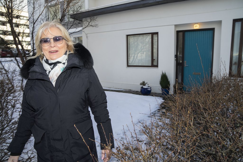 Í dag er gula hurðin blá og Anna unir sér vel á Reynimelnum.