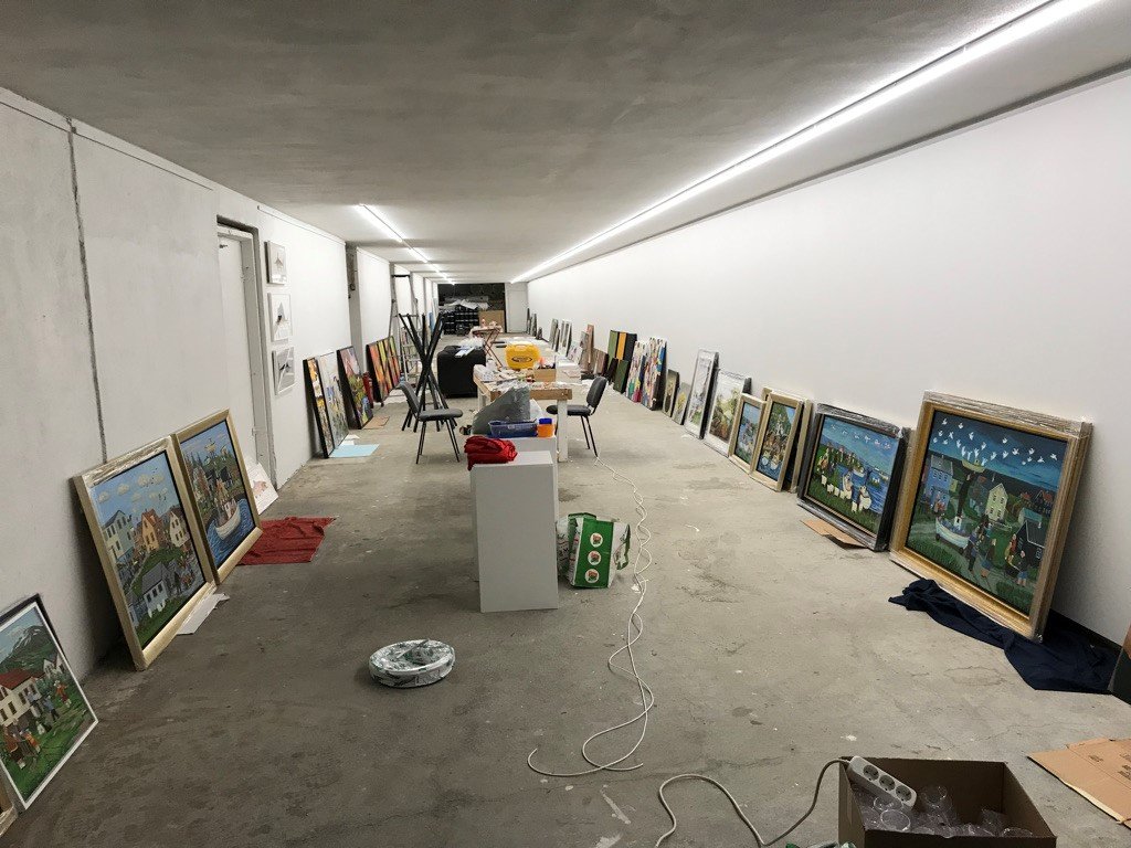 Í bakhúsinu er húsnæði sem er hugsað sem sýningarsalur eða gallerí fyrir tímabundnar hönnunar- og listsýningar. Myndin var tekin þegar verið var að setja upp sýningu þar í haust.