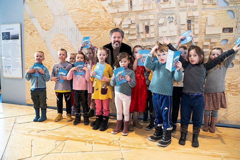 Mayor Dagur B. Eggertsson with prospective students holding the book about Fjóla.