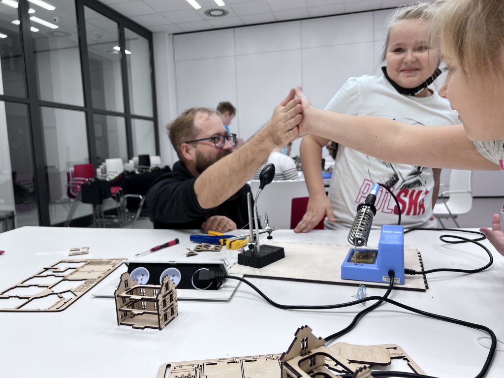 Fab Lab (Fabrication Laboratory) er smiðja með tækjum og tólum til að búa til nánast hvað sem er. 