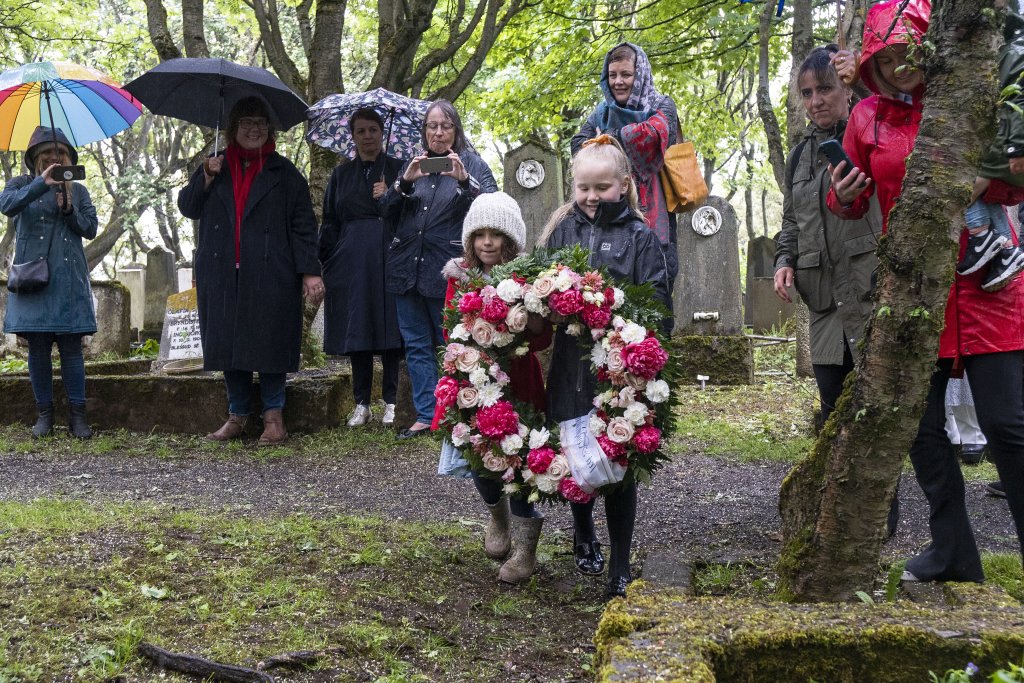 Aría Björk Daníelsdóttir og Ronja Sif Matthíasdóttir héldu á kransinum.