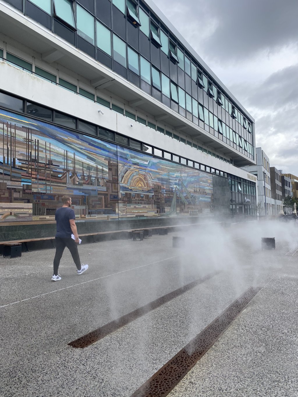 Þokuskúlptúr við Tryggvagötu.