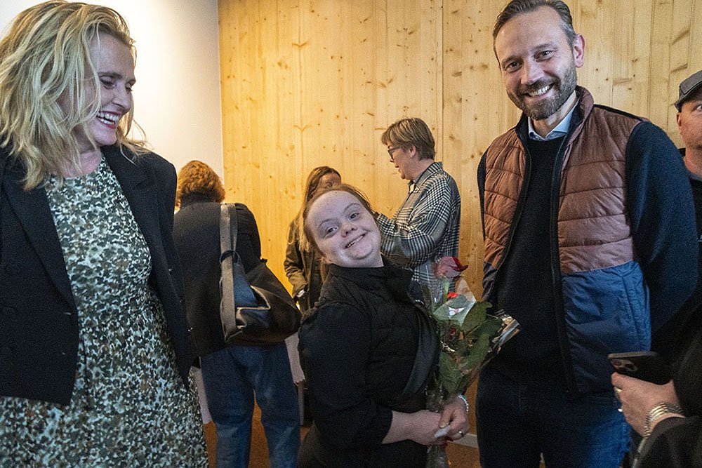 Heiða Björg Hilmisdóttir, formaður velferðarráðs og Einar Þorsteinsson, formaður borgarráðs, ásamt Glódísi Erlu sem fékk lykla að nýrri íbúð í gær.
