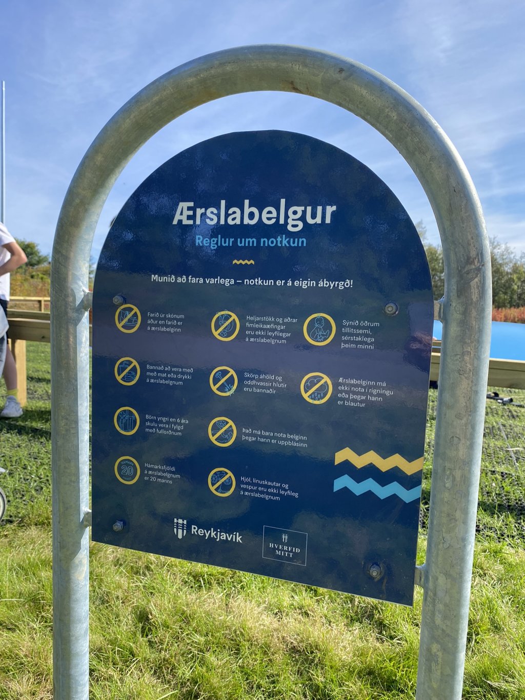 Skilti með reglum um notkun ærslabelgs í Árbæ.