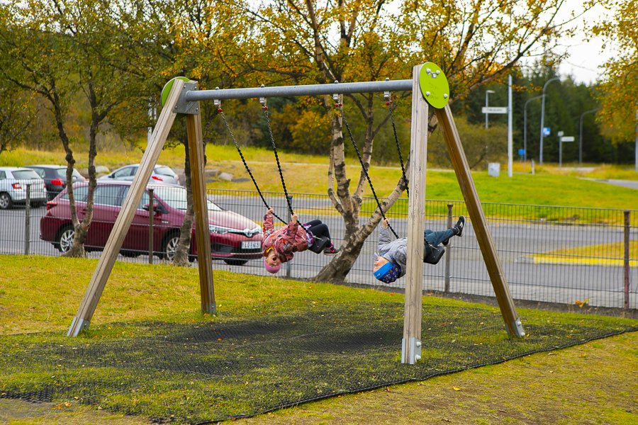 Börn að róla sér á leikskólanum Borg